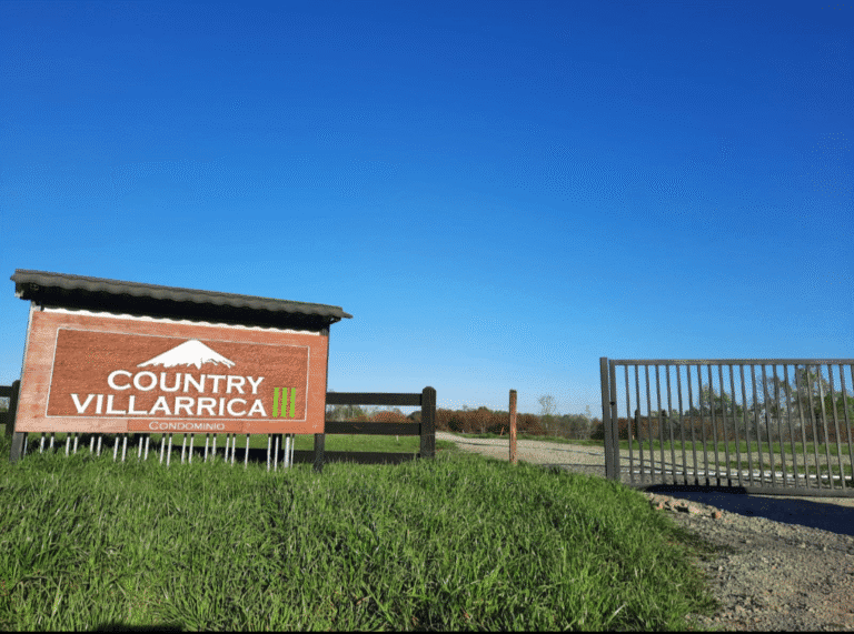 Parcela de 5200m2 en venta, Country Vill. Etapa III, Villarrica Loncoche, con vista panorámica y estero. Oportunidad de inversión Ortúzar Propiedades en La Araucanía.