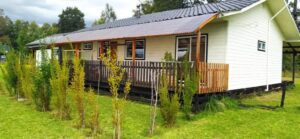 Exterior de casa de 114m² en parcela de 5000m² en Condominio Pichicoyan, Villarrica, Región de La Araucanía. Propiedad ideal para la familia de Ortúzar Propiedades-44934.