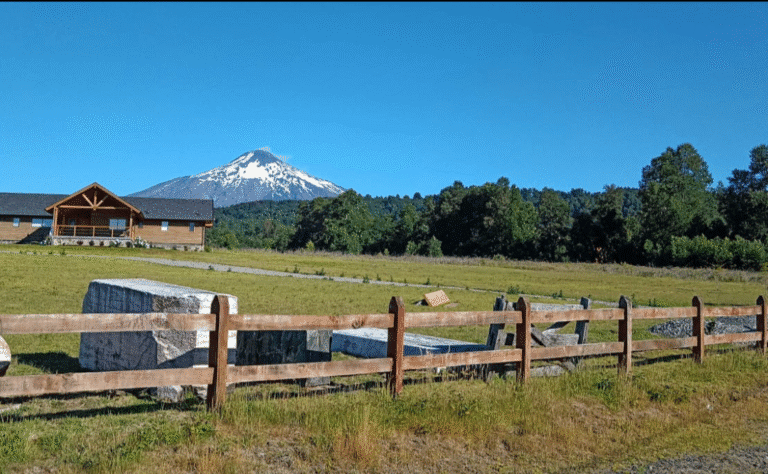 Parcela plana con estero, bosque nativo y vista al Volcán Villarrica en Country Pucón. Inversión ideal en La Araucanía por Ortúzar Propiedades.