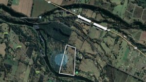 Vista aérea de las exclusivas parcelas en venta en Río Toltén, La Araucanía, Chile, con el río y vegetación. Inversión inmobiliaria ideal con Ortúzar Propiedades.