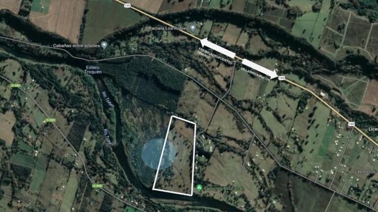 Vista aérea de las exclusivas parcelas en venta en Río Toltén, La Araucanía, Chile, con el río y vegetación. Inversión inmobiliaria ideal con Ortúzar Propiedades.