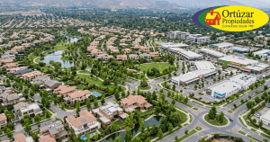 Vista aérea de sector residencial de alta gama en Chicureo con áreas verdes y servicios, destacando el desarrollo urbano