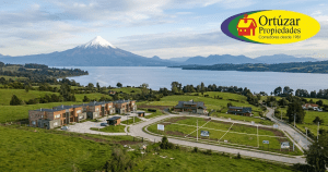 Paisaje sureño con desarrollo inmobiliario y vista al volcán para inversión estratégica en regiones de Chile.