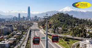 Cabinas del Teleférico Bicentenario sobrevolando el sector oriente de Santiago, impulsando la plusvalía inmobiliaria.