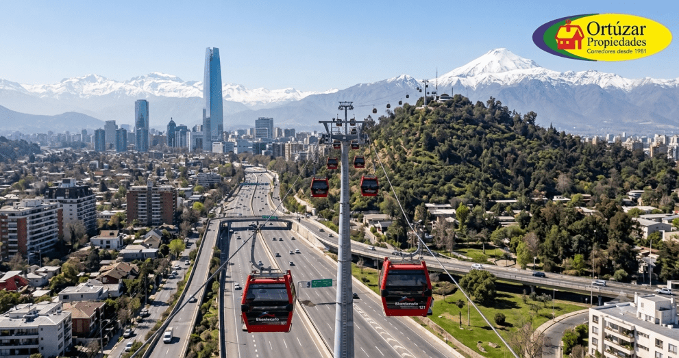 Cabinas del Teleférico Bicentenario sobrevolando el sector oriente de Santiago, impulsando la plusvalía inmobiliaria.